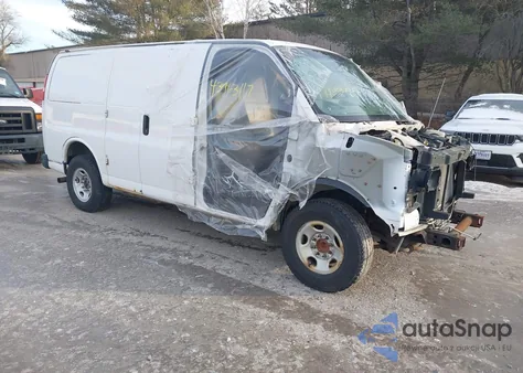 2015 Chevrolet Express 2500 Work Van z USA, uszkodzony, nr VIN 1GCWGFCFXF1157871
